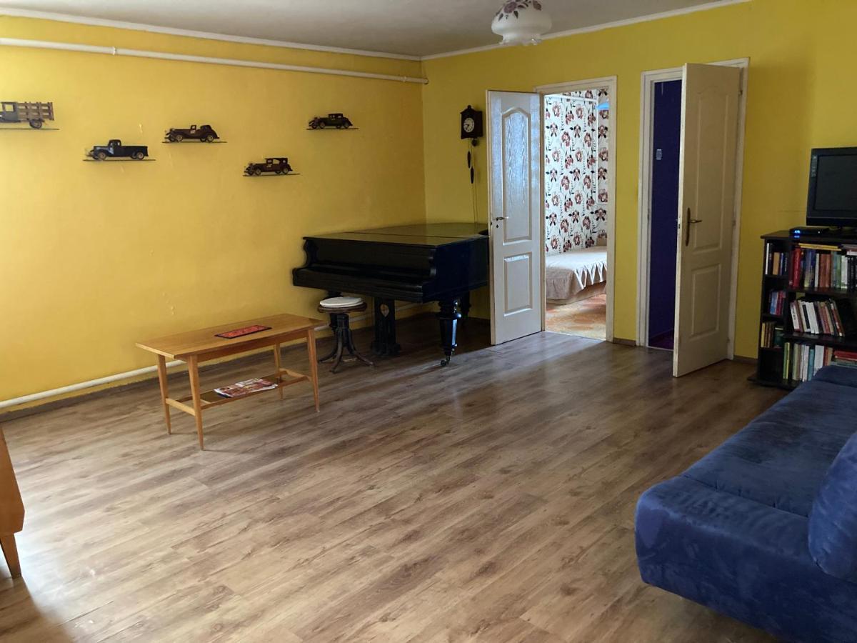 Leander Vendeghaz Apartment Gyongyos ภายนอก รูปภาพ